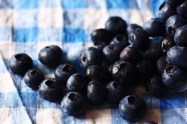 Masanın üzerinde yatan yaban mersini