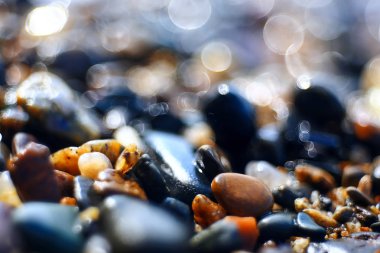 Nehir kıyısında çakıl doku 