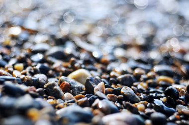 Nehir kıyısında çakıl doku 