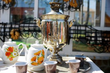 Semaver çay için bir kümesiyle 