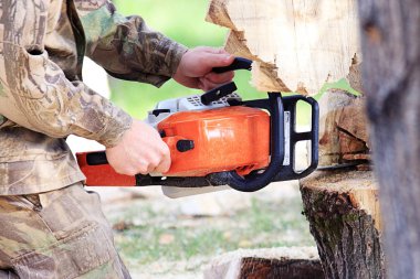 Adam bir ağaç kesme tezgahlar 