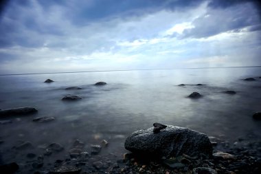 Gri bulutlar fırtına öncesi sessizlik