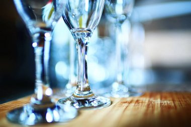 Bir rafta duran gözlük