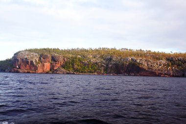 yumuşak su ve kayalık ada