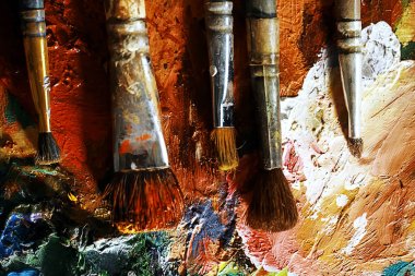 sanatçının tuval üzerine yağlıboya