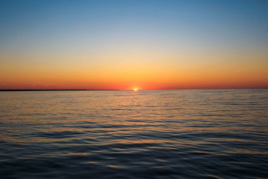 Göl kıyısında güzel bir gün batımı