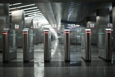 Denetim noktası metro girişinde