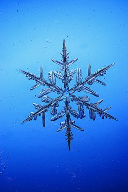 Mavi arkaplanda kar taneleri