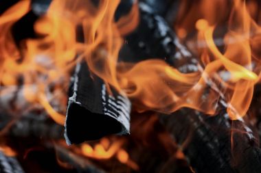 Parlak bir alevle yanan odun 