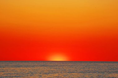 Şaşırtıcı kırmızı günbatımı ışınlarından