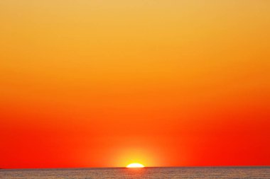 Şaşırtıcı kırmızı günbatımı ışınlarından