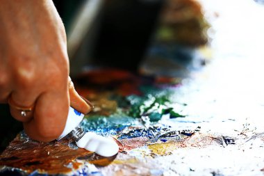 sanatçının tuval üzerine yağlıboya