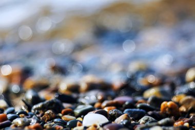 Nehir kıyısında çakıl doku 