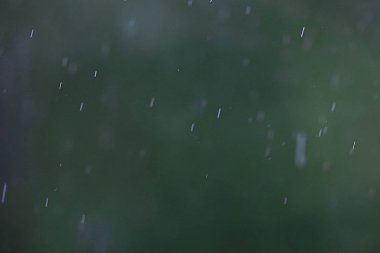 Bardaktan aşağı akan yağmur damlaları 