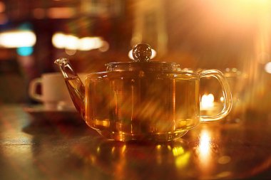Restoran tabloda çay