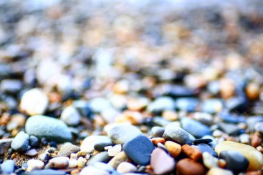 Nehir kıyısında çakıl doku 