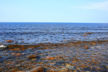 Nehir kıyısında çakıl doku 