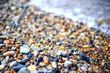 Nehir kıyısında çakıl doku 
