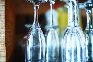 Bir rafta duran gözlük