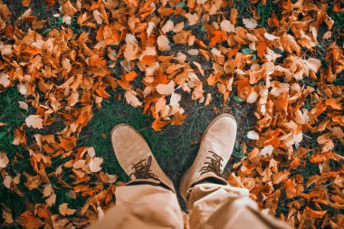 kişi yol boyunca yürüyüş 