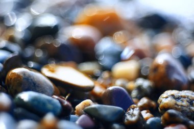 Nehir kıyısında çakıl doku 