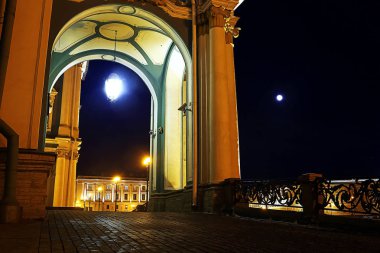 Şehir ışıkları ile alev aldı.