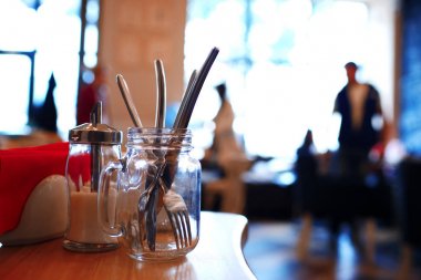 Çatal bıçak cam kavanozda