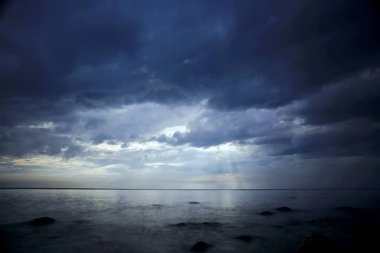 Gri bulutlar fırtına öncesi sessizlik