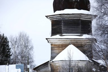 Kışın köydeki kilise.