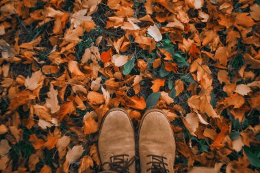 kişi yol boyunca yürüyüş 