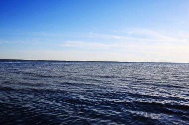 Gün batımında gökyüzünde bulutlar