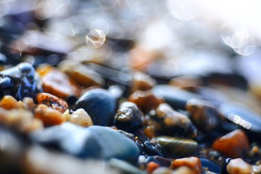 Nehir kıyısında çakıl doku 