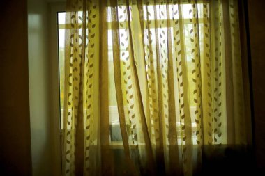 Üstünde belgili tanımlık pencere perde asmak