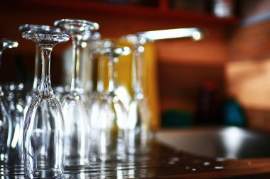 Bir rafta duran gözlük