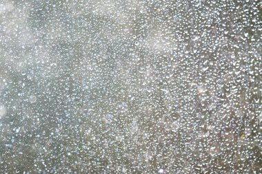 Bardaktan aşağı akan yağmur damlaları 