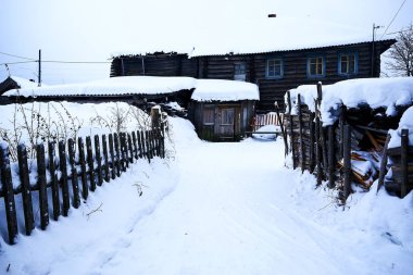 Kışın eski bir ev