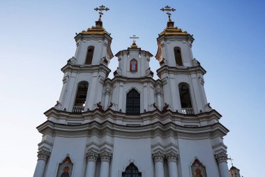 güzel kilise gökyüzü arka plan üzerinde 