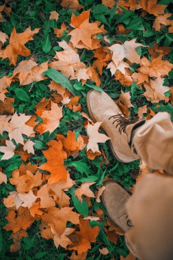 kişi yol boyunca yürüyüş 