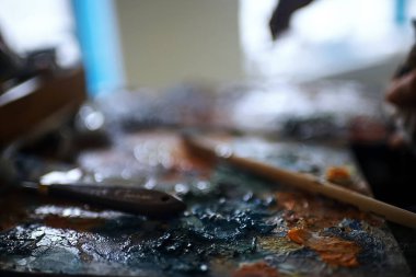 sanatçının tuval üzerine yağlıboya