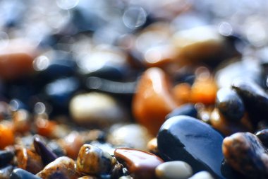 Nehir kıyısında çakıl doku 