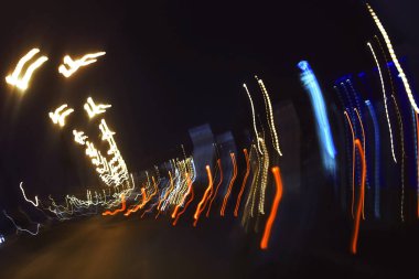 Bir şehirde gece ışıkları