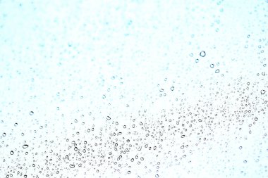 Bardaktan aşağı akan yağmur damlaları 