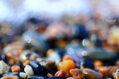 Nehir kıyısında çakıl doku 