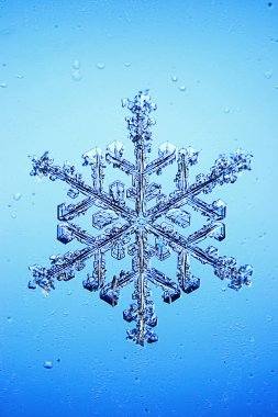 Mavi arkaplanda kar taneleri