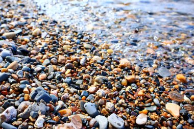 Nehir kıyısında çakıl doku 