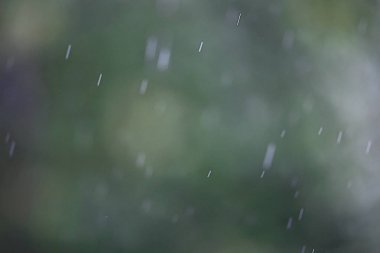 Bardaktan aşağı akan yağmur damlaları 