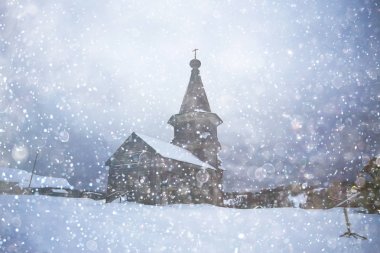 Kışın köydeki kilise.