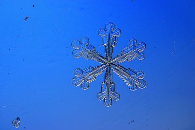 Mavi arkaplanda kar taneleri