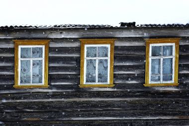Köydeki eski ahşap ev.