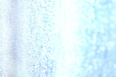 Bardaktan aşağı akan yağmur damlaları 